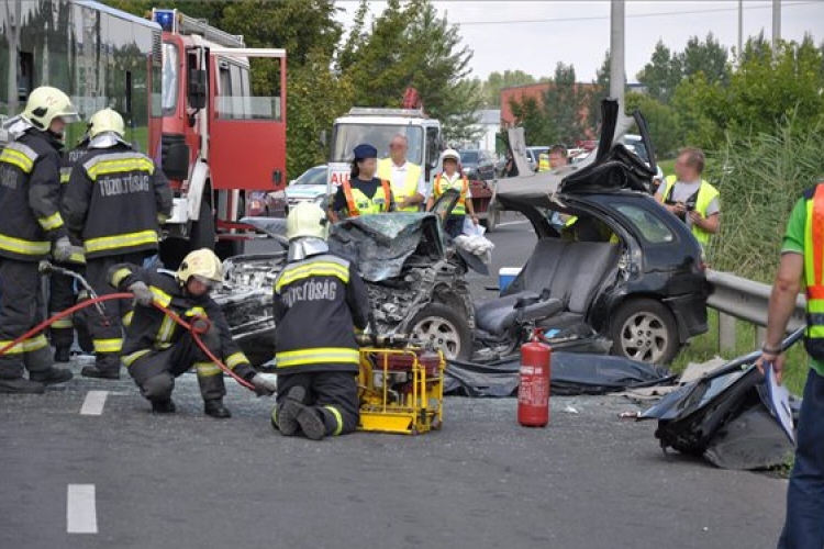 Autóbusz és személyautó ütközött Dunakeszin, egy ember meghalt, többen megsérültek