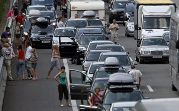 Hármas karambol miatt hatalmas a torlódás az M5-ösön Gyálnál