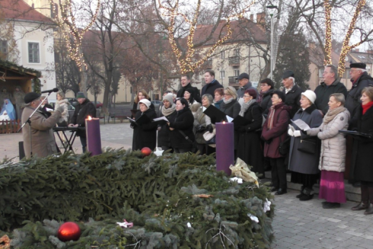 Fellobbant a negyedik gyertya lángja is Celldömölk város adventi koszorúján