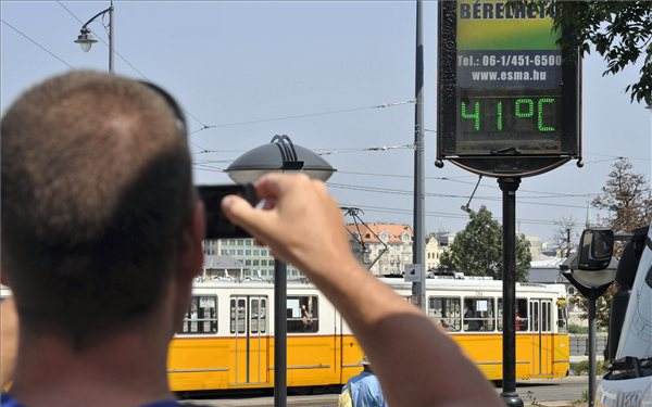 Dupla figyelmeztetés - hőség és felhőszakadás is lesz ma