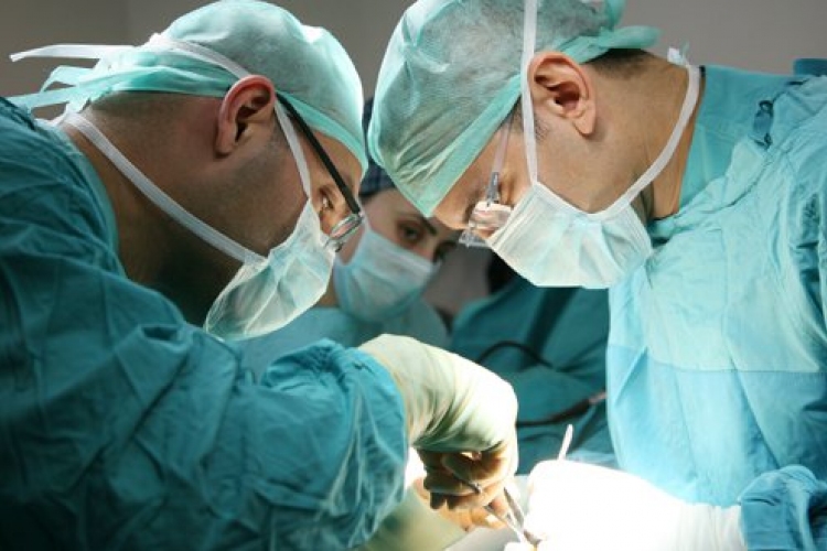 Harminchat kilogrammos daganatot távolítottak el egy nő testéből Csehországban