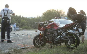 Balesetben meghalt egy motoros az 1-es főúton