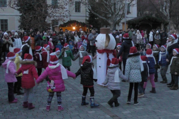 Advent Celldömölkön - 1. gyertyagyújtás Mikulással