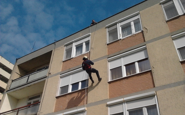 Gyakorlaton a tűzoltóság alpinistái