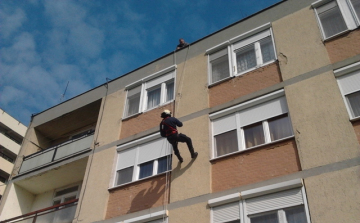 Gyakorlaton a tűzoltóság alpinistái