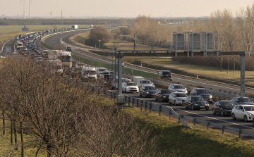 Több kilométeres a torlódás az M1-esen Budapest felé