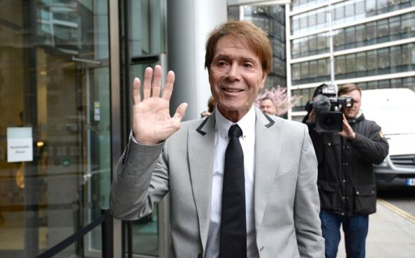 Egy vagyont perelt ki a BBC-től és a rendőrségtől Cliff Richard