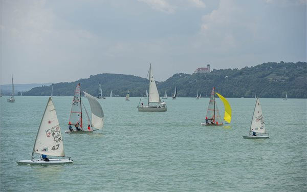 Évadnyitó és vitorlabontás a Balatonon