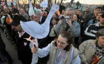 Hajdú-Bét - Fidesz: Bajnai Gordon viccet csinált a Hajdú-Bét károsultjainak ügyéből