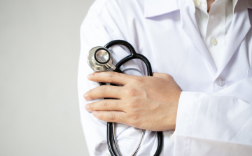 Pszichiáter és álorvos ellen emeltek vádat vesztegetés miatt Zalában