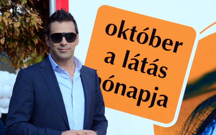 Október a látás hónapja