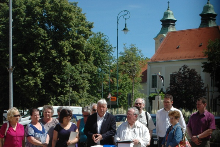 Még tart az aláírásgyűjtés a celldömölki kórházért 