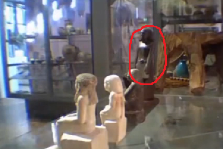 Feladta a leckét a vitrinjében rejtélyesen megforduló ókori egyiptomi szobor (Videó)
