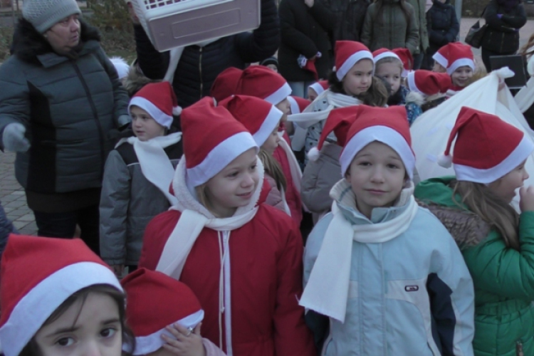 Advent Celldömölkön - 1. gyertyagyújtás Mikulással