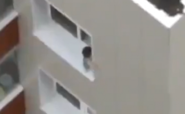 Tízedik emeleti ablakban szambázott a csecsemő (videó)
