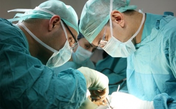 Harminchat kilogrammos daganatot távolítottak el egy nő testéből Csehországban