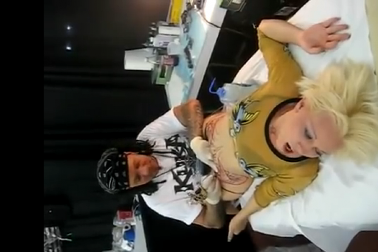 Lefilmezte, amint ágyékára tetoválnak (videó)