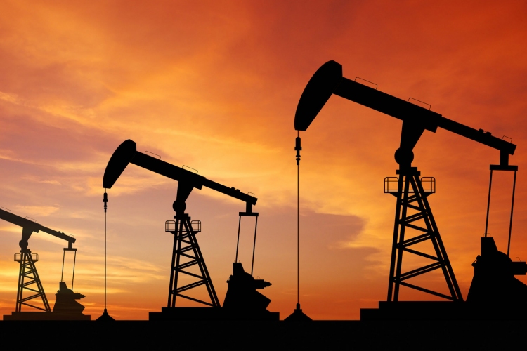 Meglódultak az olajárak – drágulhat az üzemanyag? 